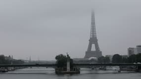 La Tour Eiffel dans le brouillard.