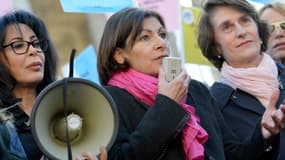 Yamina Benguigui (à gauche) est accusée d'avoir menti sur sa déclaration de patrimoine.