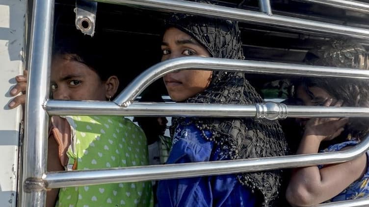 Un groupe de plus de cent Rohingyas fuyant à bord d'un bateau s'est échoué sur les côtes birmanes avant d'être interpellé vendredi par la police.