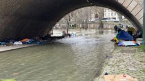 Des tentes sous le pont de Sully, à Paris, en mars 2024.