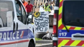 Des salariés de Vertbaudet dégagent l'accès au site de la marque de vêtements à Marquette-lez-Lille (Nord) après l'évacuation par la police d'un piquet de grève le 16 mai 2023