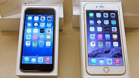Les constructeurs de smartphones, comme Apple et son iPhone, sont souvent accusés de pratiquer "l'obsolesence programmée" sur leurs produits pour inciter à acheter un nouveau modèle.