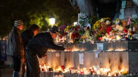 Hommage aux victimes des attentats du 13-novembre, dix ans après les attaques, place de la République, à Paris, le 10 novembre 2025.