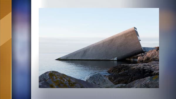 La structure du restaurant immergée dans les eaux de la mer du Nord.