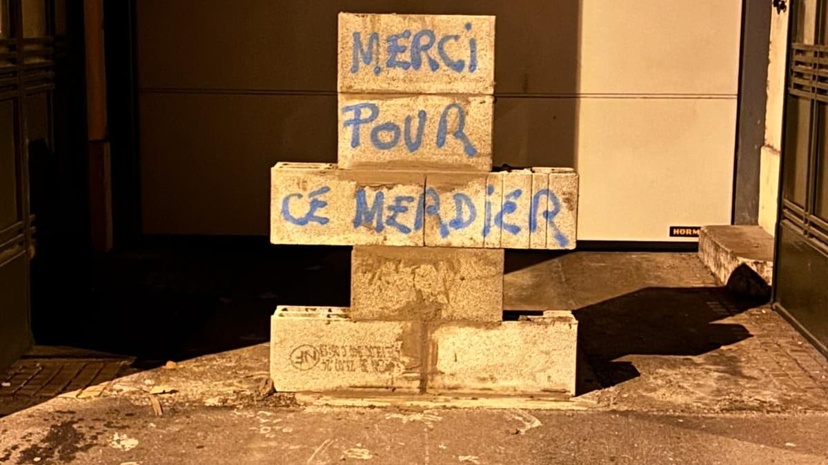 Empilement de parpaings devant les locaux de l'état-major du Sdmis ce lundi 4 novembre Empilement de parpaings devant les locaux de l'état-major du Sdmis ce lundi 4 novembre