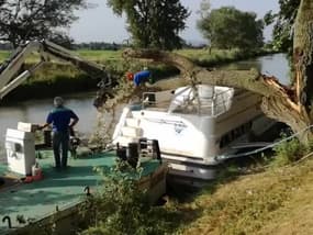 Aude : une branche tombe sur un bateau à Roubia - Témoins BFMTV