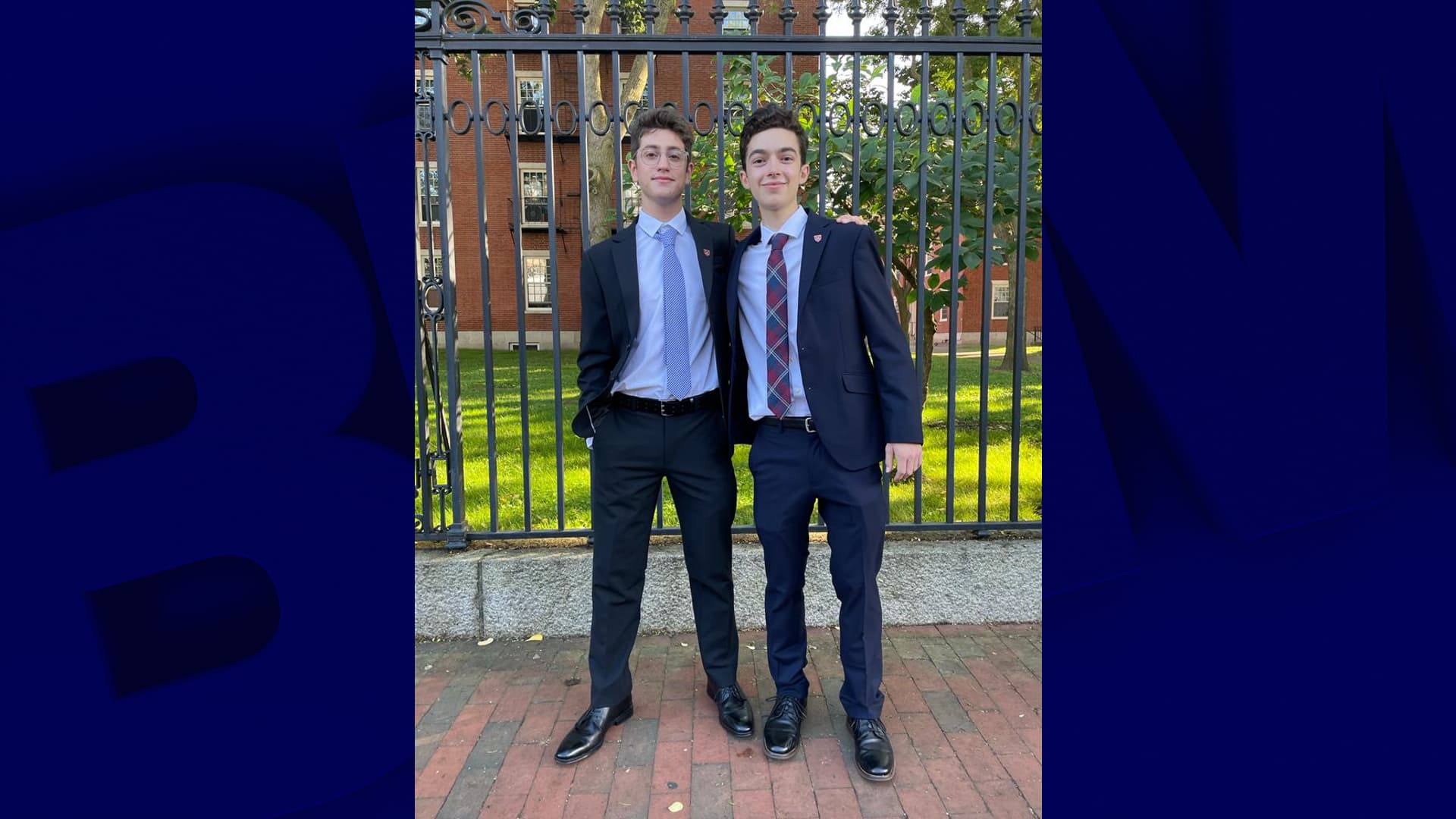 Avi Schiffmann à gauche et Marco Burstein à droite à Harvard. Avi Schiffmann à gauche et Marco Burstein à droite à Harvard.