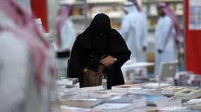 Une Saoudienne au salon du livre de Ryad