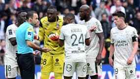 PSG-Lorient : Mvogo et les Lorientais autour de l'arbitre Jérôme Brisard