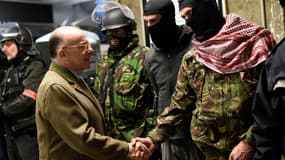 Les faux terroristes, en réalité des membres des forces de l'ordre, sont félicités par le ministre de l'Intérieur, Bernard Cazeneuve.