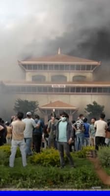 Crise politique au Népal: des manifestants incendient le parlement 