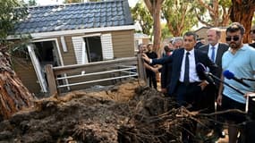 Gérald Darmanin à côté d'un bungalow endommagé au camping La Pinede à Calvi en Corse, le 19 août 2022