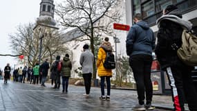 Personnes faisant la queue pour faire un test contre le Covid-19 à Aalborg, au Danemark, le 23 décembre 2021