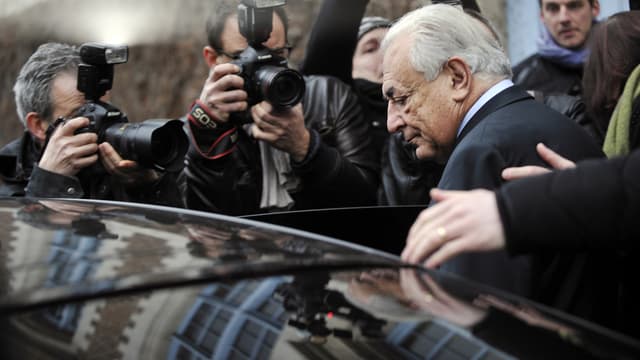 Dominique Strauss-Kahn à son arrivée au tribunal de Lille pour le deuxième jour d'audiences, mercredi 11 février.