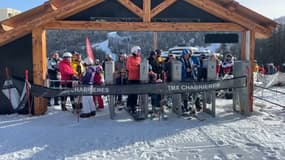 Des skieurs attendent l'ouverture des remontées mécaniques à la station de Vars.