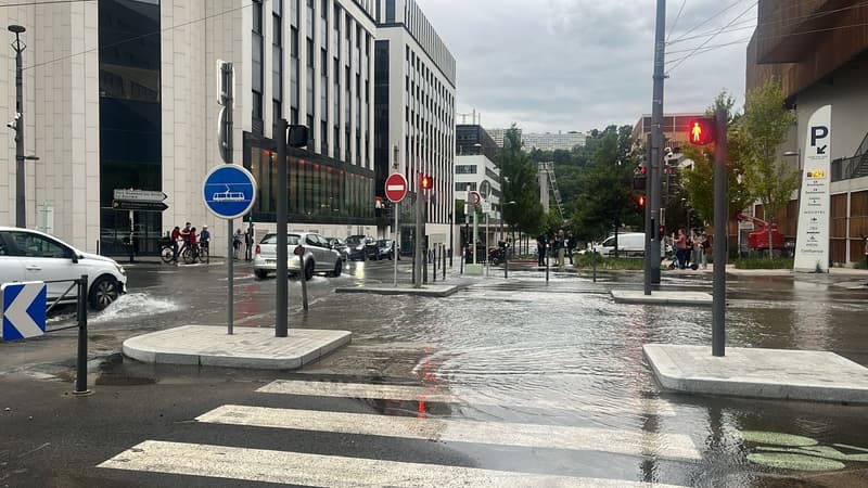Lyon: le quartier de la Confluence partiellement inondé après une rupture de canalisation, la circulation des trams perturbée