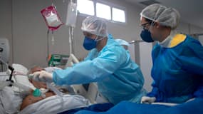 Prise en charge d'un patient atteint du Covid-19 dans un hôpital de Rio de Janeiro