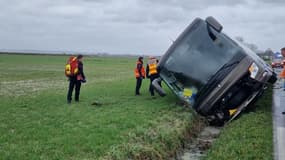 L'autobus s'est retrouvé couché aux trois quarts dans un fossé de la RD 275, à quelques encablures du Mont Saint-Michel.