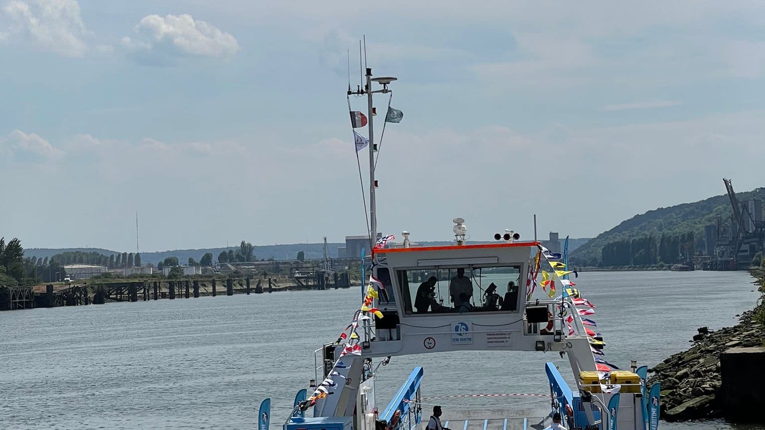 Le bac transporte d'ordinaire des voitures pour la traversée de la Seine. Le bac transporte d'ordinaire des voitures pour la traversée de la Seine.