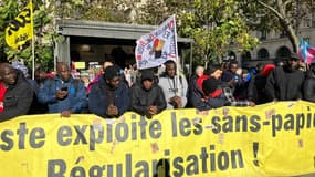 Des sans-papier manifestent devant le Sénat