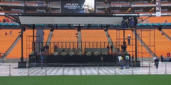 La tribune officielle au Soccer City Stadium. La tribune officielle au Soccer City Stadium.