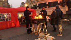 Des pompiers professionnels ont prévu de camper place de la République jusqu'à vendredi.