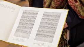 Une copie de deux pièces pour orgue longtemps perdues, écrites par Johann Sebastian Bach alors qu'il était adolescent, lors d'une présentation dans le cadre de la semaine de festivités célébrant le 75e anniversaire des Archives Bach de Leipzig à l'église Saint-Thomas de Leipzig, le 17 novembre 2025