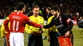 Ryan Giggs et Juninho échangent les fanions avant OL-Manchester en Ligue des champions, le 20 février 2008