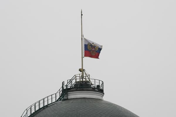 L'étendard du président de la Fédération de Russie mis en berne au sommet du dôme du palais du Sénat, à Moscou, le 24 mars 2024,