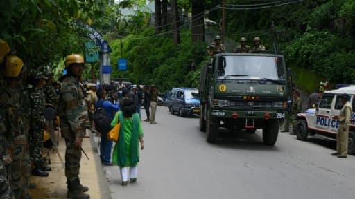 Patrouille de soldats et policiers à Darjeeling, en Inde, le 12 juin 2017