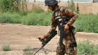 Un membre des forces spéciales irakiennes utilise un détecteur de métaux pour repérer les engins explosifs improvisés, lors d'un entraînement par les militaires français à Bagdad le 11 avril 2016 Un membre des forces spéciales irakiennes utilise un détecteur de métaux pour repérer les engins explosifs improvisés, lors d'un entraînement par les militaires français à Bagdad le 11 avril 2016