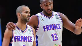 Boris Diaw (à droite) en pleine discussion avec Tony Parker