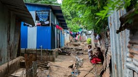 Une femme et un enfant dans le quartier "Talus 2", un bidonville avant sa démolition, à Majicavo, une commune faisant partie de la ville de Koungou, à Mayotte, le 24 avril 2023.