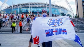 Un supporter anglais devant le stade de Wembley, à Londres le 13 juin 2021