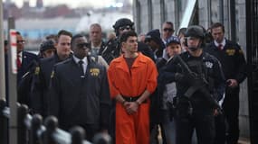 Luigi Mangione, escorté par la police de New York, le jeudi 19 décembre 2024.