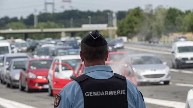 Une trentaine de gendarmes et une vingtaine de pompiers étaient sur place, ainsi que le directeur de cabinet de la préfecture du Vaucluse.