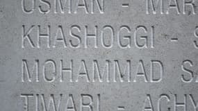 Les noms de Jamal Khasoggi et d'autres journalistes tués dans l'exercice de leurs fonctions gravés sur une stèle à Bayeux, le 10 octobre 2019