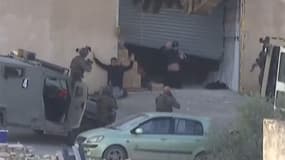 Cette image tirée d'une séquence diffusée par Palestine TV le 28 novembre 2025 et filmée la veille montre deux Palestiniens levant les mains en signe de reddition devant les forces israéliennes, quelques instants avant d'être apparemment abattus par des soldats lors d'une opération militaire dans la ville de Jénine, en Cisjordanie occupée par Israël.