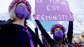 Environ 300 personnes se sont rassemblées dimanche à Paris pour défendre "à l'international" les droits des femmes