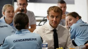 Le président Emmanuel Macron déjeune le 14 septembre 2021 à Roubaix avec des gendarmes à l'école nationale de police 