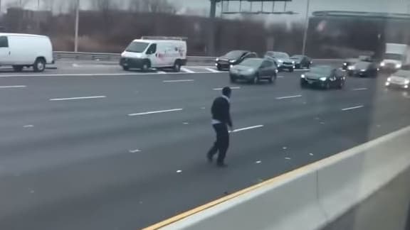 VIDÉO - Il "neige" des billets sur l'autoroute: accrochages en série dans le New Jersey