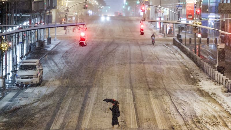 New York à l'arrêt en raison d'une violente tempête de neige, la plus violente "au cours de la dernière décennie"