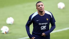 Le nouveau visage de Kylian Mbappé à l'entraînement des Bleus, après sa fracture du nez