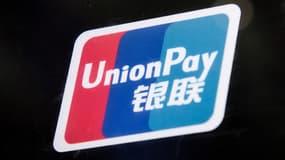 Le logo UnionPay sur un guichet automatique à Macao, le 8 mai 2017.