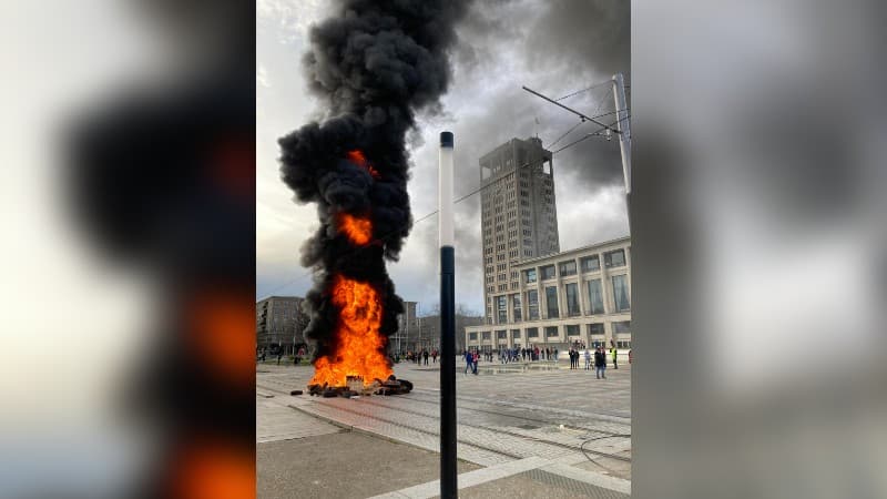Des manifestants ont mis le feu a des objets sur les lignes de tramways au Havre le jeudi 16 mars 2023.