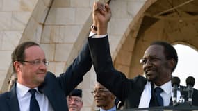 François Hollande et Doincoundra Traoré place de l'Indépendance à Bamako au Mali le 2 février 2013.