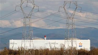La plus vieille centrale nucléaire française à Fessenheim, près de Colmar. Le gouvernement a de nouveau exclu mardi d'abandonner le nucléaire mais s'est dit ouvert à un audit des 19 centrales nucléaires françaises. /Photo prise le 14 mars 2011/REUTERS/Vin