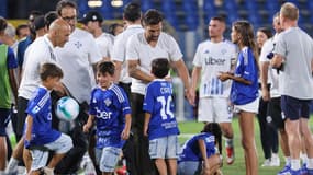 Les fils de Lionel Messi, Ciro et Mateo, saluent Cesc Fabregas après le match amical Côme-Lille (3-2), le 18 juillet 2025