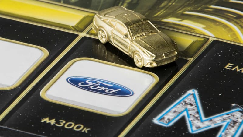 La sixième génération de la Ford Mustang intègre l'édition 2016 du Monopoly Empire, qui propose différents pions associés à des marques, avec par exemple une console de jeux X-Box, des baskets Puma ou un pelleteuse CAT.