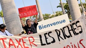 Un banderole "taxer les riches" lors d'une manifestation à l'appel du mouvement "Bloquons tout" à Saint-Denis de la Réunion le 10 septembre 2025 